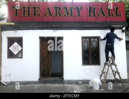 Pechino, Cina. 21 Maggio 2021. Un proprietario di bar lavora sulla parte anteriore del suo bar "The Army Hall", di prossima apertura, che presenta una nostalgia militare cinese all'interno di Pechino venerdì 21 maggio 2021. Il settore dell'ospitalità della capitale si è riaperto rapidamente dopo la chiusura del Covid-19 lo scorso anno, con ristoranti e bar riaperti senza necessità di mascherare o di distanza. Foto di Stephen Shaver/UPI. Credit: UPI/Alamy Live News Foto Stock