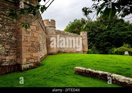 Le mura castellate della prigione di Jedburgh con merlature di sham e piccole torri ad angoli che racchiudono un sito a piano D costruito sul sito dell'ex castello Foto Stock