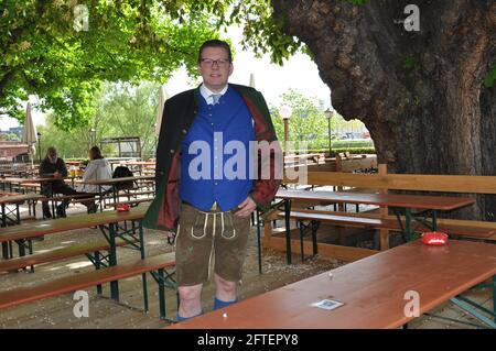 Berlino, Germania. 21 Maggio 2021. Benjamin Groenewold, direttore del ristorante Zollpackhof, si trova nella birreria riaperta di Berlino, Germania, il 21 maggio 2021. Credit: Alex Zapotocky/CTK Photo/Alamy Live News Foto Stock