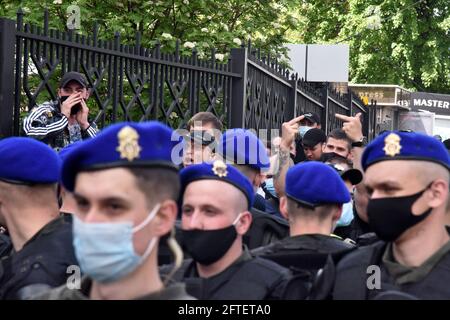 Kiev, Ucraina. 21 Maggio 2021. KIEV, UCRAINA - MAGGIO 21, 2021 - la polizia di Riot si trova al di fuori della Corte d'appello di Kyiv, che ospita gli appelli del procedimento penale e la difesa in merito all'arresto di casa di opposizione piattaforma - per la vita (OPZZ) MP Viktor Medvedchuk sospettato di tradimento e il tentato saccheggio di risorse nazionali in temporaneamente occupato Crimea, Kyiv, capitale dell'Ucraina. Credit: Ukrinform/Alamy Live News Foto Stock