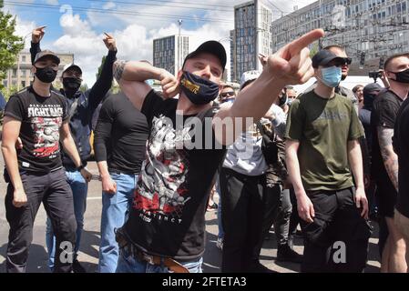 Kiev, Ucraina. 21 Maggio 2021. KIEV, UCRAINA - MAGGIO 21, 2021 - i manifestanti sono riuniti fuori dalla Corte d'appello di Kiev, che ospita gli appelli dell'azione penale e della difesa relativi all'arresto di casa di opposizione Platform-for Life (OPZZ), il deputato Viktor Medvedchuk sospettato di tradimento e il tentato saccheggio di risorse nazionali nella Crimea temporaneamente occupata, Kiev, capitale dell'Ucraina. Credit: Ukrinform/Alamy Live News Foto Stock