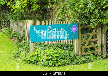 Un cartello con la scritta 'Foggy Bottom entrance', i Giardini di Bressingham, un museo del vapore e giardini situati a Bressingham, Diss, Norfolk, Inghilterra, Regno Unito Foto Stock