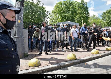 Kiev, Ucraina. 21 Maggio 2021. KIEV, UCRAINA - MAGGIO 21, 2021 - i manifestanti sono riuniti fuori dalla Corte d'appello di Kiev, che ospita gli appelli dell'azione penale e della difesa relativi all'arresto di casa di opposizione Platform-for Life (OPZZ), il deputato Viktor Medvedchuk sospettato di tradimento e il tentato saccheggio di risorse nazionali nella Crimea temporaneamente occupata, Kiev, capitale dell'Ucraina. Credit: Ukrinform/Alamy Live News Foto Stock