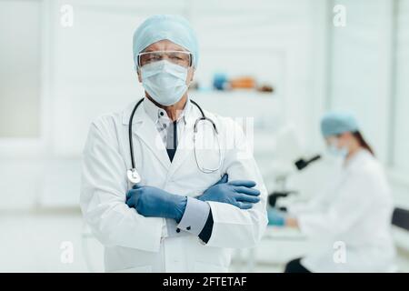 primo piano. medico praticante in piedi in un laboratorio medico. Foto Stock