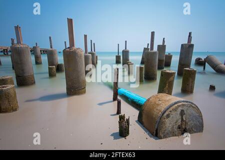 Resti di un ristorante sulla spiaggia a hua hin Foto Stock