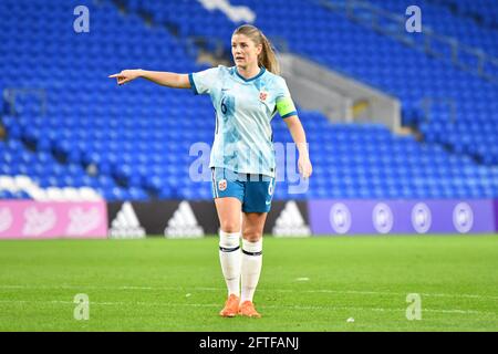 Cardiff, Galles. 27 ottobre 2020. Maren Mjelde of Norway Women durante il Campionato europeo delle Donne UEFA 2020 Qualifying Group C match tra le Donne del Galles e la Norvegia Women al Cardiff City Stadium di Cardiff, Galles, Regno Unito, il 27 ottobre 2020. Credito: Duncan Thomas/Majestic Media. Foto Stock