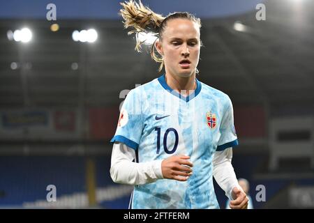 Cardiff, Galles. 27 ottobre 2020. Caroline Graham Hansen of Norway Women durante il Campionato europeo delle Donne UEFA 2020 Qualifying Group C match tra Wales Women e Norway Women al Cardiff City Stadium di Cardiff, Galles, Regno Unito, il 27 ottobre 2020. Credito: Duncan Thomas/Majestic Media. Foto Stock