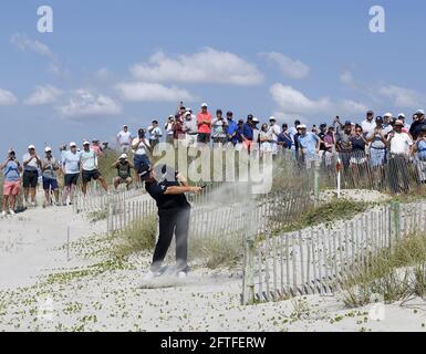 Isola di Kiawah, Stati Uniti. 21 Maggio 2021. Shane Lowry of Ireland colpisce il suo secondo colpo alla 16a buca dalla spiaggia dopo che il suo tiro a T è andato a destra e nelle dune nel secondo round del 103rd campionato PGA a Kiawah Island Golf Resort Ocean Course sull'isola di Kiawah, Carolina del Sud venerdì 21 maggio 2021. Foto di John Angelillo/UPI Credit: UPI/Alamy Live News Foto Stock