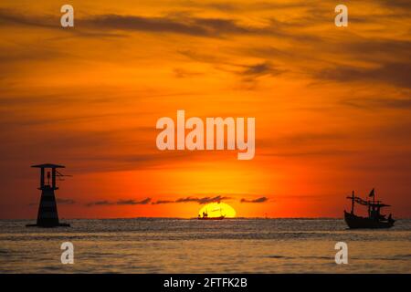 Alba in hua hin con barche da pesca in primo piano Foto Stock