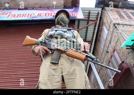 KASHMIR INDIA-MAY21, 2021:il personale della paramilitia indiana si trova in un mercato chiuso del centro della città Srinagar indiano amministrato kashmir durante le restrizioni strette alla vigilia di anniversari di morte dei leader separatisti di Kashmiri. (Foto di Najmus Saqib/Sipa USA) Credit: Sipa USA/Alamy Live News Foto Stock