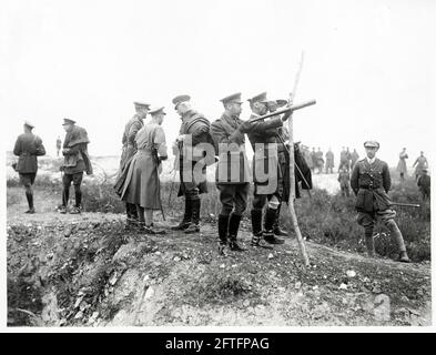 Prima guerra mondiale, prima guerra mondiale, fronte occidentale - Re Giorgio V guardando la battaglia di Pozieres catturato dalle trincee tedesche, Somme Department, Hauts-de-France, Francia Foto Stock