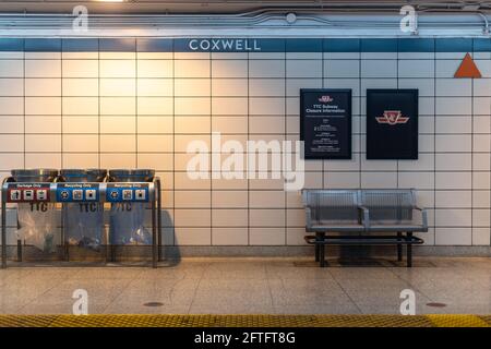 Piattaforma della stazione della metropolitana di Coxwell nella linea 2 del sistema di trasporto pubblico della Toronto Transit Commission, Canada Foto Stock