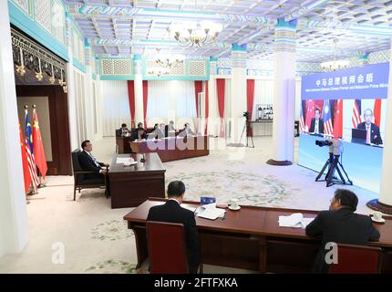 Pechino, Cina. 21 Maggio 2021. Il Premier cinese li Keqiang incontra il primo ministro malese Muhyiddin Yassin via video link a Pechino, capitale della Cina, il 21 maggio 2021. Credit: Ding Haitao/Xinhua/Alamy Live News Foto Stock