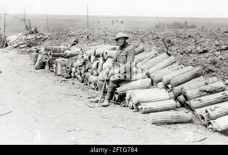 Prima guerra mondiale, prima guerra mondiale, fronte occidentale - Soldier siede sulle munizioni tedesche, Francia Foto Stock