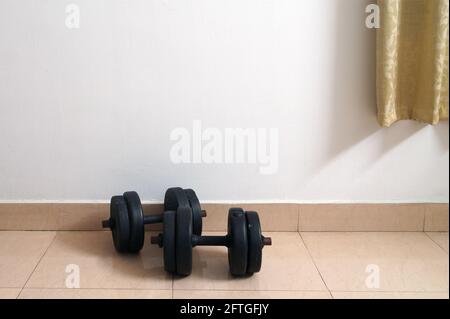 Coppia di manubri sul pavimento a casa Foto Stock