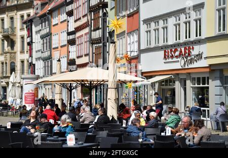 Erfurt, Germania. 21 Maggio 2021. Vengono utilizzati i posti a sedere di un café di strada su Domplatz. A Erfurt, il valore di sette giorni di nuove infezioni da Corona ogni 100,000 abitanti è ora stabilmente al di sotto di 100, motivo per cui è ancora una volta possibile visitare i giardini della birra o le terrazze all'aperto dei ristoranti qui. Allo stesso tempo, l'industria del turismo sta notando ancora una volta la domanda di brevi pause in città. Credit: Martin Schutt/dpa-Zentralbild/dpa/Alamy Live News Foto Stock