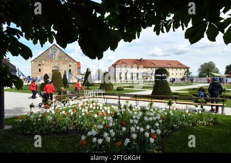 Erfurt, Germania. 21 Maggio 2021. I visitatori possono attraversare a piedi i terreni del Federal Garden Show sulla Petersberg. A Erfurt, la cifra di sette giorni per le nuove infezioni da Corona ogni 100,000 abitanti è ora stabilmente inferiore a 100, motivo per cui è ancora una volta possibile visitare i giardini della birra o le terrazze all'aperto dei ristoranti qui. Allo stesso tempo, l'industria del turismo sta notando ancora una volta la domanda di brevi pause in città. Credit: Martin Schutt/dpa-Zentralbild/dpa/Alamy Live News Foto Stock