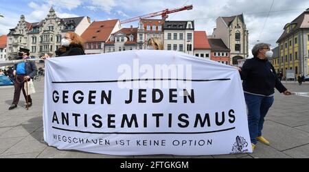 Erfurt, Germania. 21 Maggio 2021. Un banner con l'iscrizione 'contro ogni antisemitismo. Guardare via non è un'opzione? È tenuto dai cittadini ad un raduno sulla rabbia. Anche il ministro dell'interno della Turingia ha preso parte al rally. Credit: Martin Schutt/dpa-Zentralbild/dpa/Alamy Live News Foto Stock