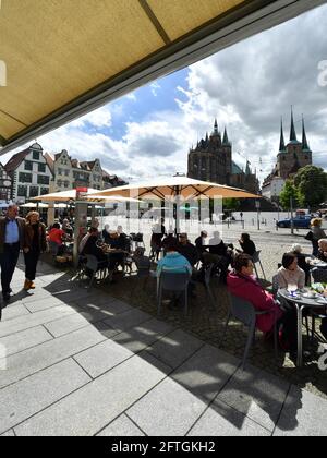 Erfurt, Germania. 21 Maggio 2021. Sono in uso i posti di una caffetteria di strada su Domplatz, sotto la Cattedrale di Santa Maria e la Chiesa di San Severus. A Erfurt, il valore di sette giorni di nuove infezioni da Corona ogni 100,000 abitanti è ora stabilmente al di sotto di 100, motivo per cui è ancora una volta possibile visitare i giardini della birra o le terrazze all'aperto dei ristoranti qui. Allo stesso tempo, l'industria del turismo sta notando ancora una volta la domanda di brevi pause in città. Credit: Martin Schutt/dpa-Zentralbild/dpa/Alamy Live News Foto Stock