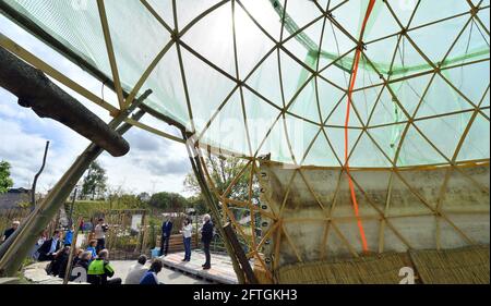 Erfurt, Germania. 21 Maggio 2021. Nel 'Giardino delle Associazioni', nell'ambito del Salone Federale dell'Orticoltura, il 'Sigillo Turingiano della qualità per l'Educazione allo sviluppo sostenibile' sarà consegnato ai vincitori del premio. La cerimonia di premiazione dei Monti Slate Turingi/Parco Naturale dell'alta Saale, l'ostello della gioventù 'Urwald Life Camp' a Lauterbach e Thüringen Forst era originariamente prevista per ottobre 2020. Credit: Martin Schutt/dpa-Zentralbild/dpa/Alamy Live News Foto Stock