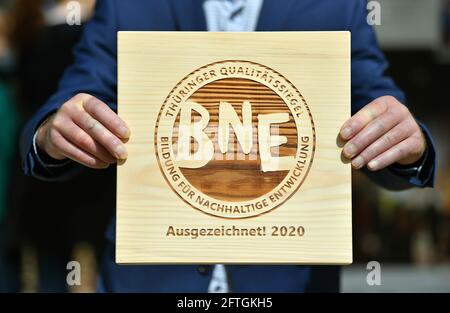 Erfurt, Germania. 21 Maggio 2021. Il "Sigillo Turingiano dell'Educazione di qualità per lo sviluppo sostenibile" viene presentato e consegnato ai vincitori del premio. La consegna delle montagne di ardesia Turingia/Parco Naturale dell'alta Saale, l'ostello della gioventù 'Urwald Life Camp' Lauterbach e Thüringen Forst era già prevista per ottobre 2020. Credit: Martin Schutt/dpa-Zentralbild/dpa/Alamy Live News Foto Stock