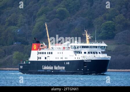 Il Caledonian MacBrayne MV Finlaggan che arriva al terminal dei traghetti di Kennacraig, West Loch Tarbert, Argyll. Foto Stock