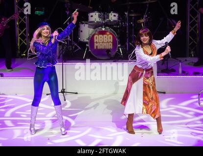 Londra, Regno Unito. 21 Maggio 2021. Alla vigilia del concorso Eurovisione Song e 47 anni dopo che Abba ha vinto il concorso con 'Waterloo', Abba Mania ritorna al West End per la prima volta in 19 anni. Lo spettacolo si terrà dal 21 maggio al 6 giugno. Il cast è interpretato da Rhiannon Porter come Agnetha Fältskog, JoJo Desmond come anni-Frid Lyngstad, Edward Handoll come Björn Ulvaeus e dal direttore musicale Loucas Hajiantoni come Benny Andersson. Credit: Mark Thomas/Alamy Live News Foto Stock