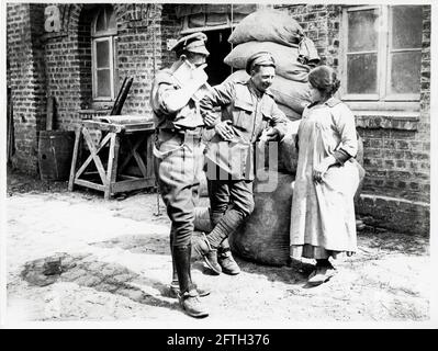 Prima guerra mondiale, prima guerra mondiale, fronte occidentale - due uomini conversano con la figlia di miller accanto ai sacchi Foto Stock