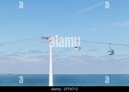 Funivia a Lisbona con il ponte Vasco da Gama sullo sfondo. Foto Stock