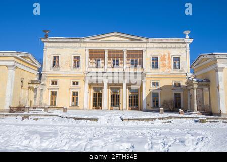 PETERHOF, RUSSIA - 05 MARZO 2018: La parte centrale del palazzo del duca Massimiliano di Leuchtenberg in un giorno di marcia soleggiato. Tenuta 'Sergievkaa' Foto Stock