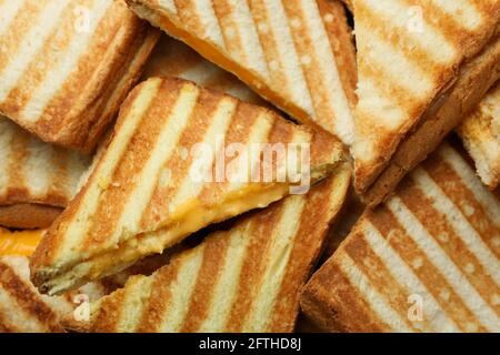 Gustosi panini alla griglia su tutto lo sfondo, primo piano Foto Stock