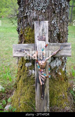 Gesù su croce figurine su Kegums Cross Hill in Lettonia Foto Stock