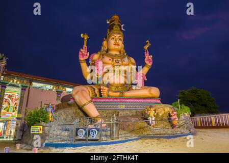 TRINKOMALI, SRI LANKA - 11 FEBBRAIO 2020: Statua gigante di Shiva primo piano. Tempio indù complesso Koneswaram Tempio Foto Stock