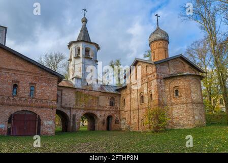 Nella vecchia Chiesa dell'Annunciazione il pomeriggio di ottobre. Veliky Novgorod, Russia Foto Stock