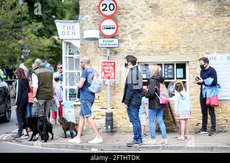 Scene nel villaggio di Cotswold di Bourton-on-the-Water che sta sperimentando Numero di visitatori senza precedenti durante la pandemia di Coronavirus Foto Stock