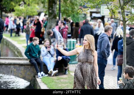 Scene nel villaggio di Cotswold di Bourton-on-the-Water che sta sperimentando Numero di visitatori senza precedenti durante la pandemia di Coronavirus Foto Stock