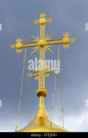 Una croce sulla cupola della Cattedrale della Trinità contro un cielo nuvoloso. Santa Trinità San Sergio Lavra, Sergiev Posad. Regione di Mosca, Russia Foto Stock