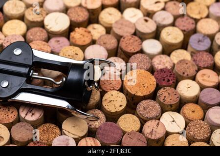 Primo piano di vari tipi di tappi di vino usati e un cavatappi Foto Stock