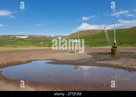 Doccia e lavandino con acqua calda a Krafla, caldera vulcanica nella zona geotermica di Myvatn in estate, Islanda del Nord Foto Stock