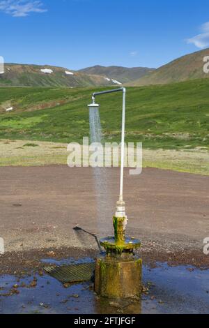 Doccia con acqua calda a Krafla, caldera vulcanica nella zona geotermica di Myvatn in estate, Islanda del Nord Foto Stock