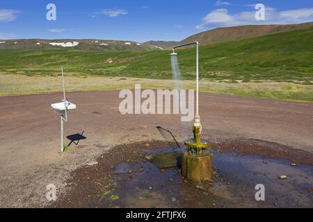 Doccia e lavandino con acqua calda a Krafla, caldera vulcanica nella zona geotermica di Myvatn in estate, Islanda del Nord Foto Stock