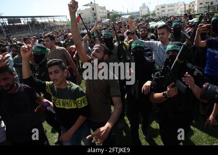 Khan Younis, Gaza. 21 Maggio 2021. I palestinesi cantano mentre trasportano i corpi dei membri delle Brigate Ezz-al DIN al-Qassam, l'ala armata del movimento Hamas, che è morto nel bombardamento israeliano di un tunnel, durante i loro funerali a Khan Younis, nella striscia di Gaza meridionale, venerdì 21 maggio 2021. Foto di Ismael Mohamad/UPI Credit: UPI/Alamy Live News Foto Stock