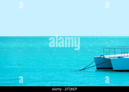 Onde sul mare adriatico dietro la nave Foto Stock