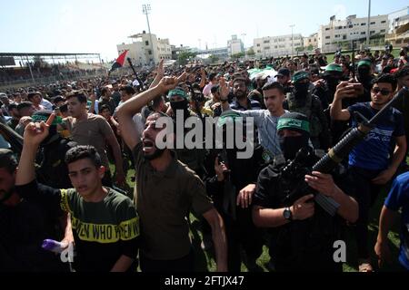 Khan Younis, Gaza. 21 Maggio 2021. I palestinesi cantano mentre trasportano i corpi dei membri delle Brigate Ezz-al DIN al-Qassam, l'ala armata del movimento Hamas, che è morto nel bombardamento israeliano di un tunnel, durante i loro funerali a Khan Younis, nella striscia di Gaza meridionale, venerdì 21 maggio 2021. Foto di Ismael Mohamad/UPI Credit: UPI/Alamy Live News Foto Stock