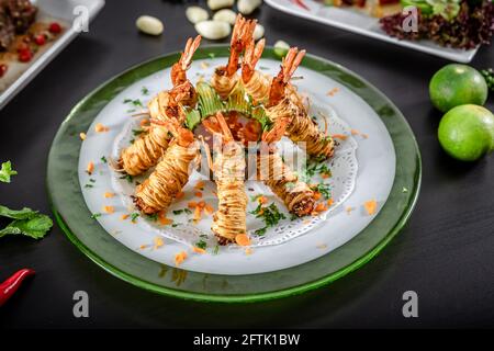 Un piatto di Thai Goong Sarong (gamberi fritti profondi avvolti in un noodle croccante) Foto Stock