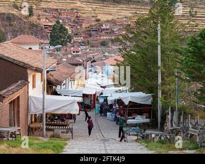 Valle Sacra, Pisac , Perù - 2016 maggio: Via un bazaar in Pisac città-Valle Sacra e bella vista delle Ande. America Latina. Foto Stock