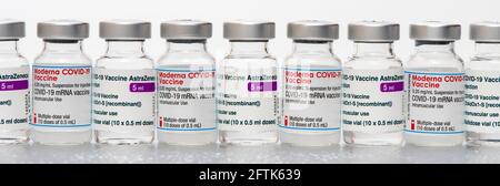 flaconcini originali con vaccino contro il virus covid-19 Foto Stock