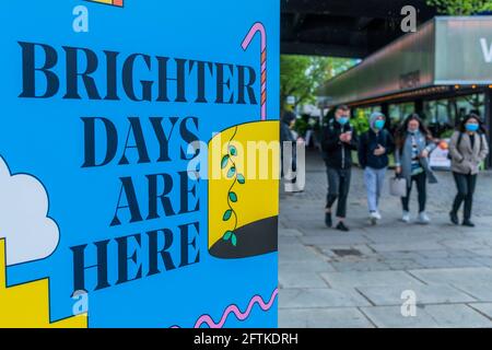 Londra, Regno Unito. 21 Maggio 2021. Il messaggio è 'Bentornato a casa nostra', 'giorni più brillanti sono qui' Vieni alla 'riunione dei Summer' intorno al sito del Southbank Center. Purtroppo il clima umido e ventoso di maggio sta mantenendo le persone a casa, o, come minimo, ben avvolto. Credit: Guy Bell/Alamy Live News Foto Stock