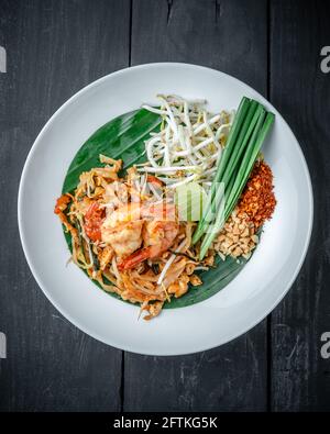 Un piatto di Shrimp Pad Tailandese noodle affiancato con fresco Beangerprouts e chiodi d'aglio Foto Stock