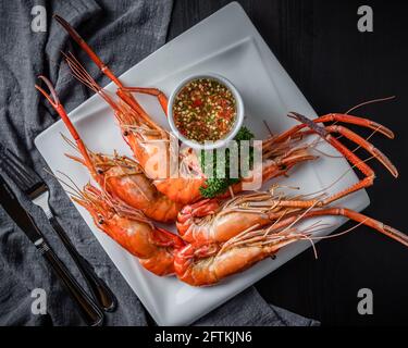 Gamberi d'acqua dolce alla griglia con salsa piccante di pesce Foto Stock